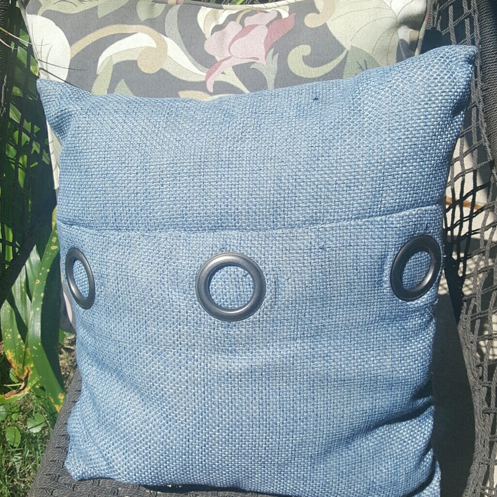 4 pillow set and matching rug